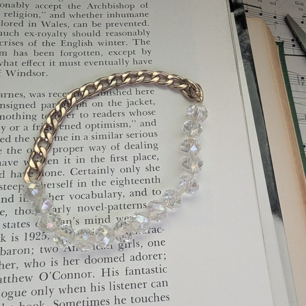 Elegant Gold and Crystal Bracelet